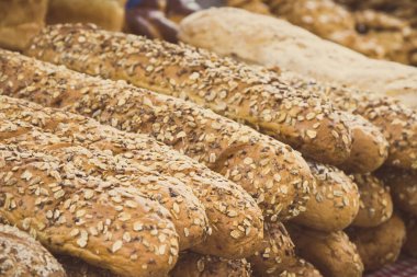 Fırında taze pişmiş kepekli baget ve çeşitli taneler.