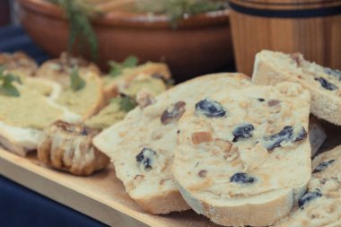 Taze hazırlanmış buğday ya da ev yapımı domuz yağlı çavdar ekmeği.