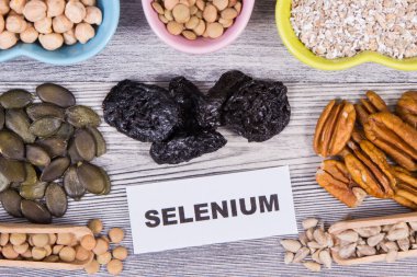 Doğal selenyum ve diğer vitamin ve mineralleri içeren besleyici gıdalar. Sağlıklı beslenme