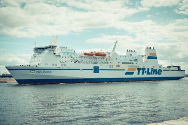 Swinoujscie, Batı Pomeranya - 15 Temmuz 2022: Swinoujscie limanından kalkan TT-Line Nils Dacke feribotu. İsveç 'e yolcu ve araba nakli