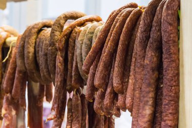 Markette ya da markette baharatlı taze tütsülenmiş sosis.
