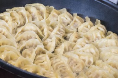 Kızartma tavasında taze kızarmış hamur köftesi. Geleneksel yemek.