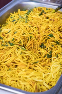 Soslu ve sebzeli taze makarna, spagetti. Geleneksel İtalyan mutfağı