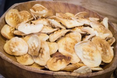 Ahşap tabakta koyun peyniri. Geleneksel cilalama yerel yemekler