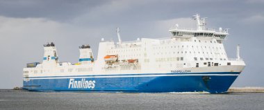 Swinoujscie, Batı Pomeranya - Polonya - 5 Temmuz 2024: Finnfellow feribotu Swinoujscie limanına giriyor. İsveç, Malmö 'den yolcu ve araba nakli