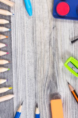 Okulda ya da anaokulunda öğrenmek için kullanılan kırtasiye malzemeleri. Yaratıcılığın, koordinasyonun ve çocukların motor becerilerinin gelişimi. Metin veya yazı için boşluk kopyala