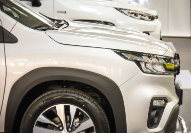 Poznan, Polonya - 5 Nisan 2024: Poznan Motor Fuarı. Suzuki SX4 S-Cross 'un önünde görün. Ayrıntı ve aracın parçası