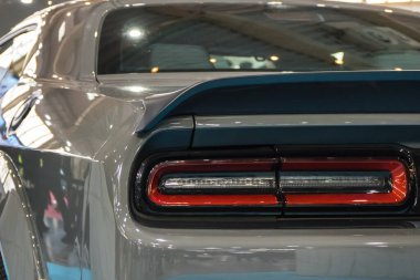 Poznan, Polonya - 5 Nisan 2024: Poznan Motor Fuarı. Dodge Challenger 'ın arka tarafına bak. Ayrıntı ve aracın parçası