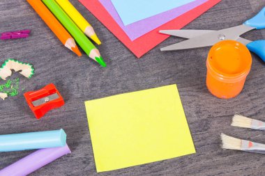 Okulda ya da anaokulunda öğrenmek için kullanılan farklı kırtasiye malzemeleri. Yaratıcılığın gelişimi, mantıksal düşünme, koordinasyon ve çocukların motor becerileri