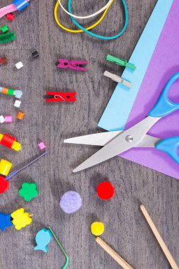 Okulda ya da anaokulunda öğrenmek için kullanılan boncuklu ve kırtasiyeli yaratıcı sopalar. Yaratıcılığın gelişimi, mantıksal düşünme, koordinasyon ve çocukların motor becerileri