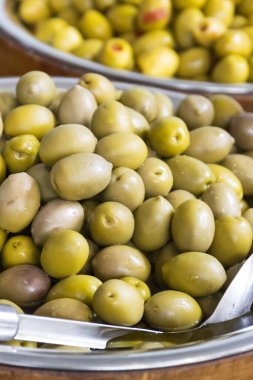 Fıçılarda yeşil zeytin. Geleneksel Yunan yemekleri