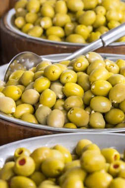 Fıçılarda yeşil zeytin. Geleneksel Yunan yemekleri