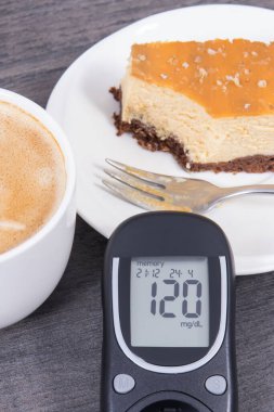 Glukometre şeker seviyesini kontrol etmek için, fırında pişmiş taze cheesecake ve sütlü kahve için kullanılır. Diyabet sırasında besin