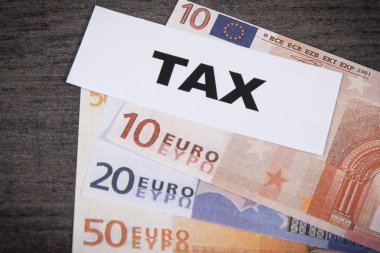 Yazıt vergisi ve euro banknotları. Hesaplama ve vergi ödeme. Ahşap arkaplan