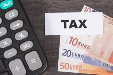 Hesap makinesi, yazıt vergisi ve euro banknotları. Hesaplama ve vergi ödeme. Ahşap arkaplan