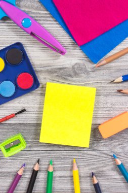 Okulda ya da anaokulunda öğrenmek için kullanılan farklı renkli aksesuarlar. Yaratıcılık kavramının gelişimi