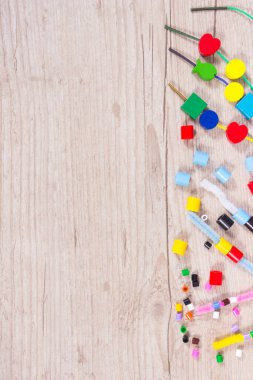 İplik, yaratıcı çubuklar ve bilezik yapımında kullanılan renkli boncuklar, saymayı ve çeşitli şekilleri sıralamayı öğrenin. Çocukların motor becerilerinin, yaratıcılığın, koordinasyonun ve mantıksal düşüncenin gelişimi