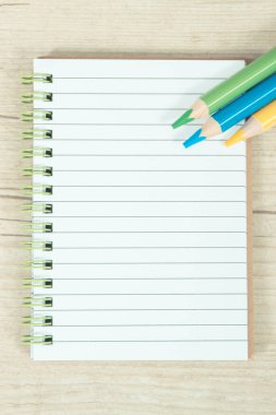 Notlar ve renkli kalemler için not defteri. Okulda ya da anaokulunda kullanılan ofis ve kırtasiye araçları