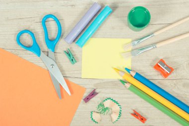 Okulda ya da anaokulunda kullanılan farklı ofis ve kırtasiye malzemeleri. Yaratıcılığın gelişimi, mantıksal düşünme, koordinasyon ve çocukların motor becerileri