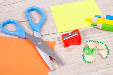 Okulda ya da anaokulunda öğrenmek için kullanılan farklı kırtasiye malzemeleri. Yaratıcılığın gelişimi, mantıklı düşünme, koordinasyon ve çocukların motor becerileri. Sarı kartta metin için yer