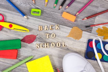 Öğrenmek için kullanılan rengarenk okul malzemeleri ve aksesuarlar. Yaratıcılığın gelişimi, okul konseptine geri dönüş