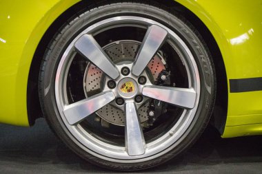 Poznan, Polonya - 08 Nisan 2022: Poznan Motor Fuarı. Porsche 911 'in direksiyonuna bak. Ayrıntı ve aracın parçası