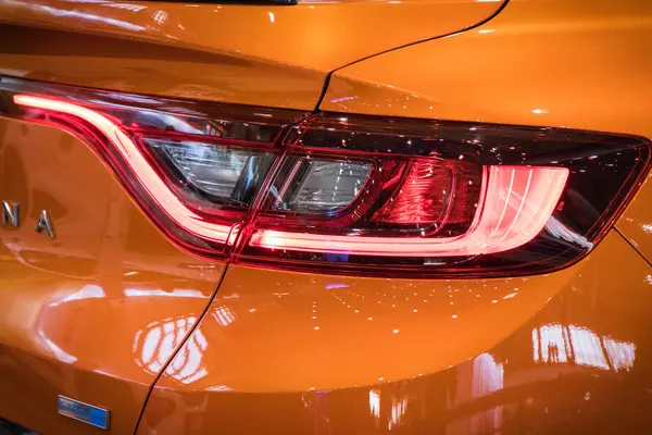 Poznan, Polonya - 08 Nisan 2022: Poznan Motor Fuarı. Turuncu Renault Arkana 'nın arka lambalarına bakın. Ayrıntı ve aracın parçası
