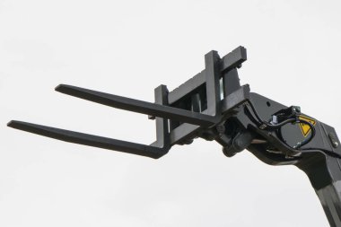 Forklift yükleyici ya da istifleyici. Detay ve endüstriyel makinedeki hidrolik ve pnömatik mekanizmanın bir parçası. Ulaşım teknolojisi