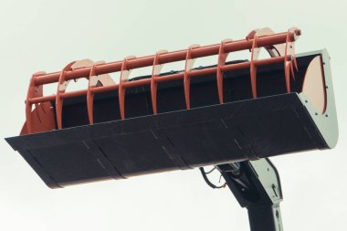 Saman balyalarını taşımak için kullanılan endüstriyel ya da tarımsal yükleyici makine. Hidrolik ve pnömatik mekanizma. Teknoloji