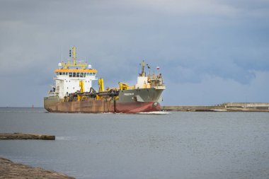 Swinoujscie, Batı Pomeranian - Polonya - 5 Temmuz 2024: Büyük gemi kasap otobanı Baltık Denizi 'ndeki Swinoujscie limanına giriyor. Derin deniz yatağı kavramı