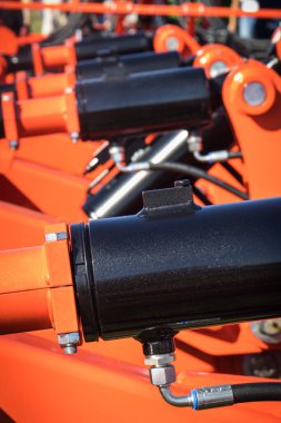 Kırmızı pnömatik ya da hidrolik makinede siyah pistonlar ya da aktivatörler. Teknoloji ve mühendislik