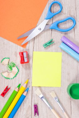 Okulda ya da anaokulunda öğrenmek için kullanılan farklı kırtasiye malzemeleri. Yaratıcılığın gelişimi, mantıklı düşünme, koordinasyon ve çocukların motor becerileri. Sarı kartta metin için yer