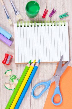 Okulda ya da anaokulunda öğrenim için kullanılan not defteri ve kırtasiye aksesuarları. Yaratıcılığın gelişimi ve çocukların motor becerileri