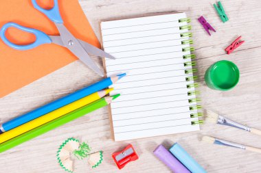 Okulda ya da anaokulunda öğrenim için kullanılan not defteri ve kırtasiye aksesuarları. Yaratıcılığın gelişimi ve çocukların motor becerileri