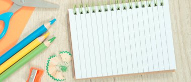 Okulda ya da anaokulunda öğrenim için kullanılan not defteri ve kırtasiye aksesuarları. Yaratıcılığın gelişimi ve çocukların motor becerileri