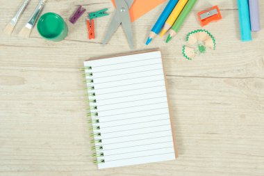 Okulda ya da anaokulunda öğrenim için kullanılan not defteri ve kırtasiye aksesuarları. Yaratıcılığın gelişimi ve çocukların motor becerileri