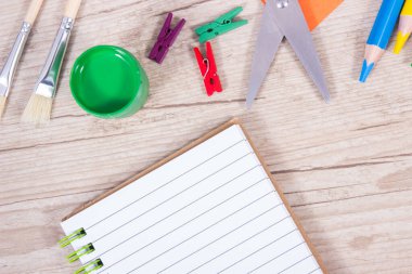 Okulda ya da anaokulunda öğrenim için kullanılan not defteri ve kırtasiye aksesuarları. Yaratıcılığın, koordinasyonun ve çocukların motor becerilerinin geliştirilmesi