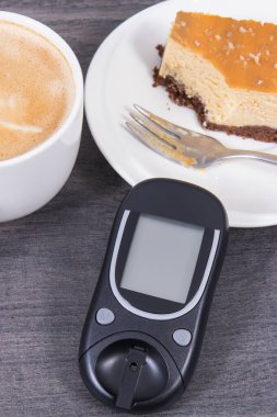Glukometre şeker seviyesini kontrol etmek için, fırında pişmiş taze cheesecake ve sütlü kahve için kullanılır. Diyabet sırasında besin