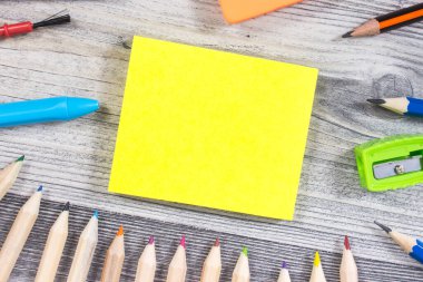 Okulda ya da anaokulunda öğrenmek için kullanılan kırtasiye malzemeleri. Yaratıcılığın, koordinasyonun ve çocukların motor becerilerinin geliştirilmesi