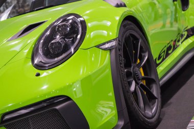 Poznan, Polonya - 5 Nisan 2024: Poznan Motor Fuarı. Spor yeşili Porsche 911 GT3 RS 'nin önünde. Ayrıntı ve aracın parçası
