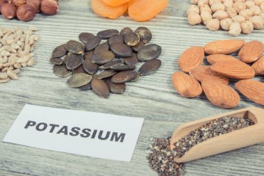 Potasyum, K vitamini ve mineral içeren sağlıklı doğal maddeler. Besleyici yiyecekler.