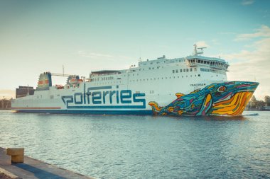 Swinoujscie, Batı Pomeranya - 15 Temmuz 2022: Ystad 'dan Swinoujscie' ye giden yolcu ve araba feribotlarına bakın. Baltık Denizi 'nden Nakliye