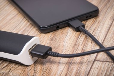 Boş akıllı telefon veya cep telefonunu şarj etmek için dış güç bankası kullan