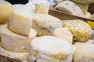 Ahırda ya da markette satılık baharatlı taze sarı ya da mavi peynir blokları