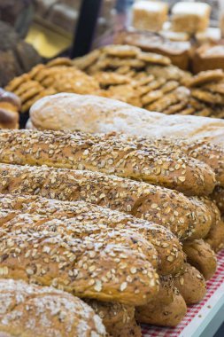 Tezgahta ya da markette tahıllı taze kepekli ekmek.