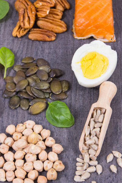 Здоровое питание, содержащее натуральный селен, пищевые волокна и другие различные витамины и минералы. Черный деревянный фон