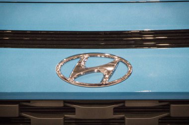 Poznan, Polonya - 08 Nisan 2022: Poznan Motor Fuarı. Mavi Hyundai 'nin önüne bak