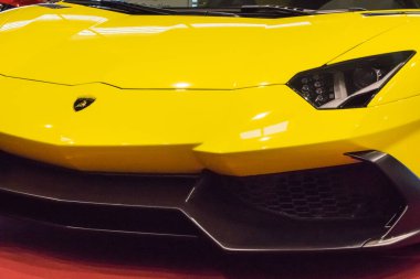Poznan, Polonya - 07 Ekim 2023: Retro Motor Show. Poznan 'daki Uluslararası Fuar. Parlak sarı Lamborghini 'nin önüne bak. Ayrıntı ve aracın parçası