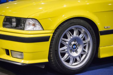 Poznan, Polonya - 07 Ekim 2023: Retro Motor Show. Poznan 'daki Uluslararası Fuar. Eski, parlak klasik BMW 3 serisinin önünü izleyin. Ayrıntı ve aracın parçası