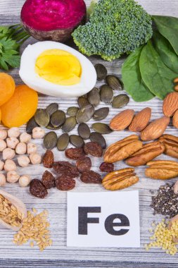 Doğal demir, vitamin ve mineral içeren anemi ile savaşmak için en iyi besin maddeleri.